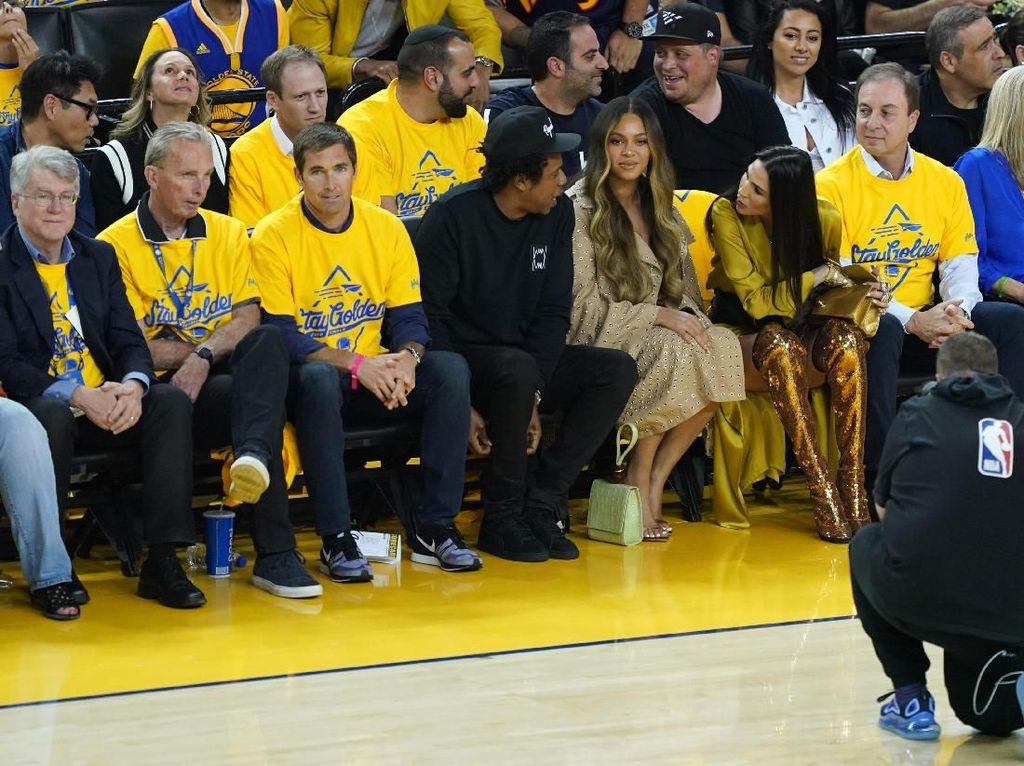 Viral Video Beyonce Cemberut saat Jay-Z Ngobrol dengan Wanita Lain Viral Video Beyonce Cemberut saat Jay-Z Ngobrol dengan Wanita Lain