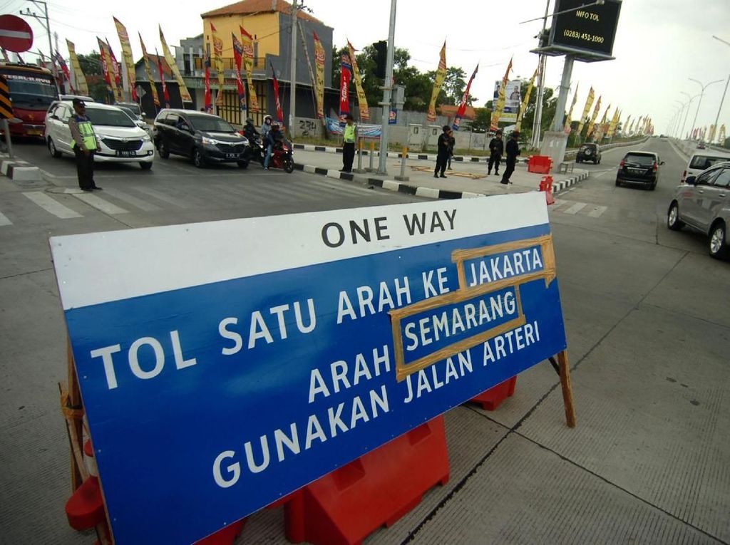 Jangan Ugal-ugalan di Jalan Tol dengan Sistem One Way Jangan Ugal-ugalan di Jalan Tol dengan Sistem One Way