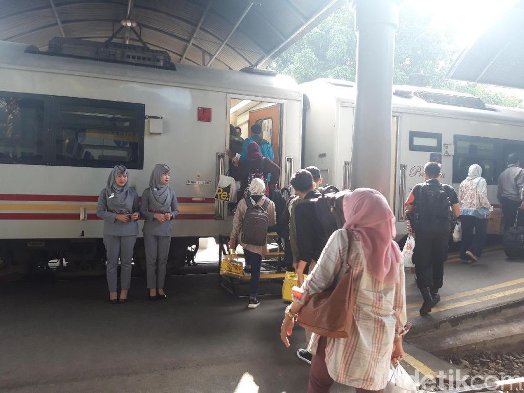 Pro Kontra Pekerja Luar Surabaya soal Wajib Tunjukkan Bukti Non-COVID-19 Pro Kontra Pekerja Luar Surabaya soal Wajib Tunjukkan Bukti Non-COVID-19