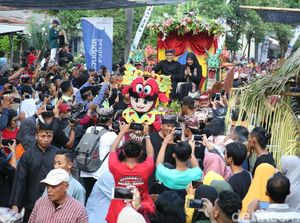 Berebut Pisang dan Koin Jutaan Rupiah di Ritual Barong Ider Bumi Berebut Pisang dan Koin Jutaan Rupiah di Ritual Barong Ider Bumi