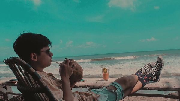 Pose Ganteng Pesinetron Rayn Wijaya Saat Nongkrong di Kafe