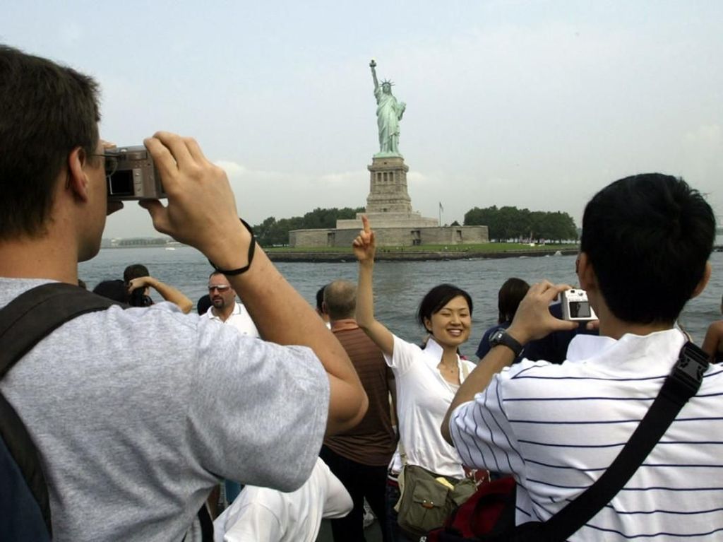 Mengapa Turis China Selalu Wisata Berombongan? Mengapa Turis China Selalu Wisata Berombongan?