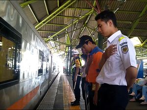 Salam Penghormatan dari PT KAI untuk Pemudik di Stasiun Gambir