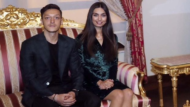 Mesut Oezil memutuskan menikahi Amine Gulse pada Jumat (7/6). (