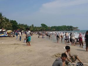 Libur Lebaran, Pantai Anyer Dipadati Wisatawan Libur Lebaran, Pantai Anyer Dipadati Wisatawan
