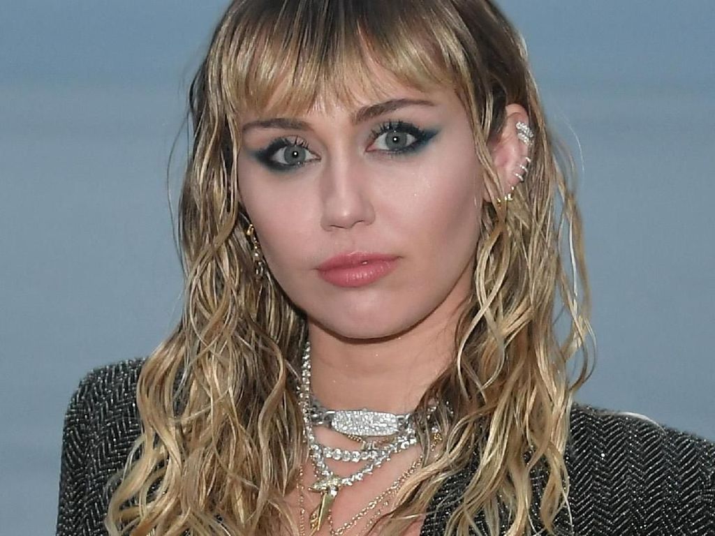 Miley Cyrus Cuma Keramas 2 Kali Selama Karantina 4 Bulan