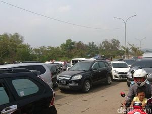 Video: Libur Lebaran, Lalin Menuju Pantai Anyer Macet 6 Km