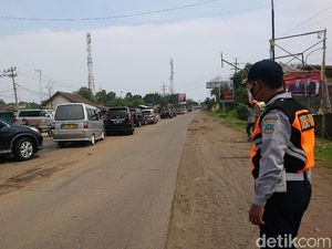 Libur Lebaran, Lalu Lintas ke Pantai Anyer Macet Libur Lebaran, Lalu Lintas ke Pantai Anyer Macet