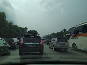 Ada Contraflow, Lalin di Tol Cikampek arah Jakarta Padat Ada Contraflow, Lalin di Tol Cikampek arah Jakarta Padat
