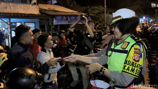 Polwan Bagi-bagi Makanan di Jalur Macet Nagreg