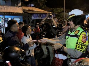 Polwan Bagi-bagi Makanan di Jalur Macet Nagreg Polwan Bagi-bagi Makanan di Jalur Macet Nagreg