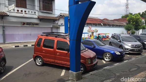 Ups! Parkir Mobilnya Salah Garis