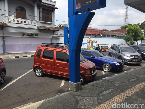 Ups! Parkir Mobilnya Salah Garis