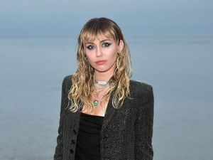 Miley Cyrus Ungkap Kehidupan Seks Selama Pandemi Miley Cyrus Ungkap Kehidupan Seks Selama Pandemi