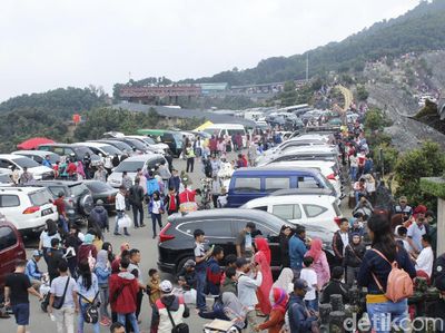 Foto: Saat Tangkuban Perahu Jadi Lautan Manusia