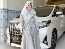 Pose Bareng Alphard Putih, Via Vallen Ucapkan Selamat Lebaran
