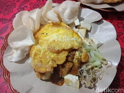 Uenak Poll! Tahu Tek Plus Telur Khas Blitar Racikan Cak Runi