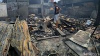 Potret Kebakaran Hebat yang Hanguskan Lapak Pemulung di Pasar Minggu