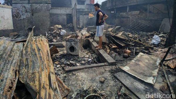 Potret Kebakaran Hebat yang Hanguskan Lapak Pemulung di Pasar Minggu