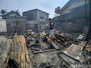 Potret Kebakaran Hebat yang Hanguskan Lapak Pemulung di Pasar Minggu
