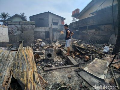 Potret Kebakaran Hebat yang Hanguskan Lapak Pemulung di Pasar Minggu