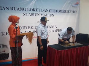 Dirut KAI Pantau Arus Balik dan Resmikan Loket Baru di Stasiun Madiun Dirut KAI Pantau Arus Balik dan Resmikan Loket Baru di Stasiun Madiun