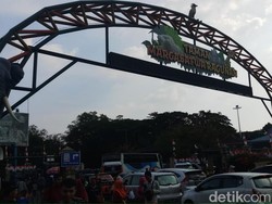 Ratusan Ribu Pengunjung Padati Ragunan di H+3 Lebaran