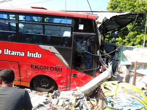 Sebuah Bus Tabrak Rumah dan Toko Hingga Hancur di Bojonegoro