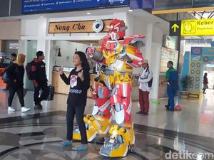 Wow, Ada Replika Robot Transformers di Stasiun Surabaya Gubeng Wow, Ada Replika Robot Transformers di Stasiun Surabaya Gubeng