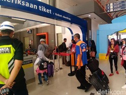 Arus Balik Lebaran, Stasiun Surabaya Gubeng Mulai Dipadati Penumpang