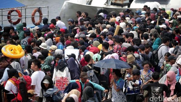 Wisatawan Menyemut di Pelabuhan Kali Adem