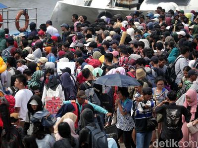 Wisatawan Menyemut di Pelabuhan Kali Adem
