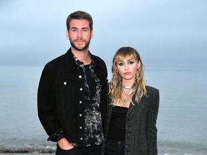 Miley Cyrus Akui Tidak Menangis Usai Cerai dari Liam Hemsworth Miley Cyrus Akui Tidak Menangis Usai Cerai dari Liam Hemsworth