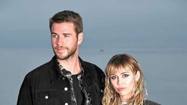 Potret Mesra Miley Cyrus dan Liam Hemsworth di Fashion Show Saint Laurent