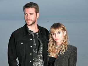Potret Mesra Miley Cyrus dan Liam Hemsworth di Fashion Show Saint Laurent Potret Mesra Miley Cyrus dan Liam Hemsworth di Fashion Show Saint Laurent