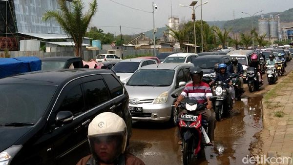Lalin ke Anyer Macet 6 Km