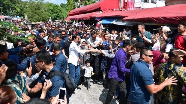 Presiden Joko Widodo (Jokowi) menyempatkan diri untuk membeli baju batik bagi kedua cucunya, Jan Ethes Srinarendra dan Sedah Mirah Nasution di Pasar Beringharjo di Yogyakarta pada Sabtu (8/6).