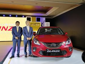 Toyota Glanza Si Kembaran Suzuki Baleno Dijual Rp 148 Jutaan