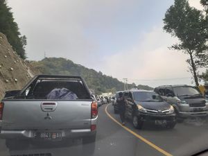 Sudah 12 Jam di Jalan, Bambang Terjebak Macet Parah Cipanas Arah Puncak Bogor Sudah 12 Jam di Jalan, Bambang Terjebak Macet Parah Cipanas Arah Puncak Bogor