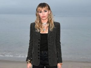 Miley Cyrus Sedih Ditinggal Mati Babi Peliharaannya Miley Cyrus Sedih Ditinggal Mati Babi Peliharaannya