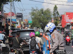 Jalan ke Kawasan Wisata Cipanas dan Darajat Garut Macet