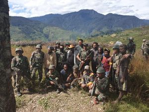 Ajudan Goliat Tabuni Ikrar Setia NKRI di Hadapan TNI karena Merasa Tertipu Ajudan Goliat Tabuni Ikrar Setia NKRI di Hadapan TNI karena Merasa Tertipu