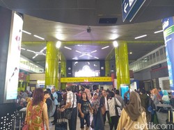 Porter Stasiun Gambir Kebanjiran Rezeki di Musim Lebaran
