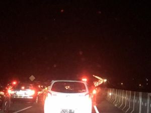 Macet di Tol Salatiga, Kendaraan Arah Semarang Melaju Lambat Macet di Tol Salatiga, Kendaraan Arah Semarang Melaju Lambat