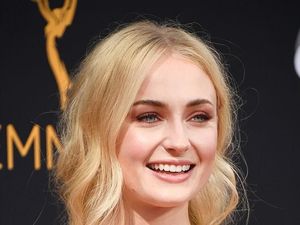 Uniknya Yoga Kambing, Olahraga Favorit Aktris Sophie Turner Uniknya Yoga Kambing, Olahraga Favorit Aktris Sophie Turner