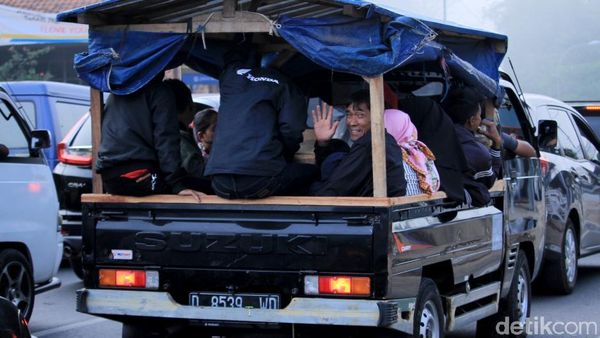 Meski Dilarang, Pemudik Masih Gunakan Mobil Bak Terbuka