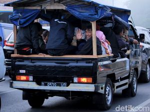 Meski Dilarang, Pemudik Masih Gunakan Mobil Bak Terbuka