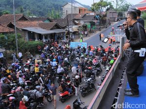 Police Band Hibur Warga yang Tertahan One Way di Pospol Cikaledong