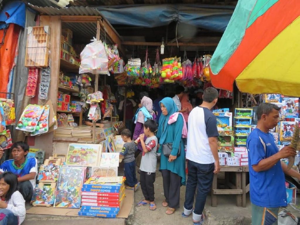 Penjualan Mainan di Pasar Gembrong Tahun Ini Anjlok 50% Penjualan Mainan di Pasar Gembrong Tahun Ini Anjlok 50%