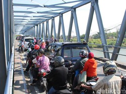Arus Balik Jombang-Lamongan Macet Parah, Antrean Kendaraan 1,5 Km